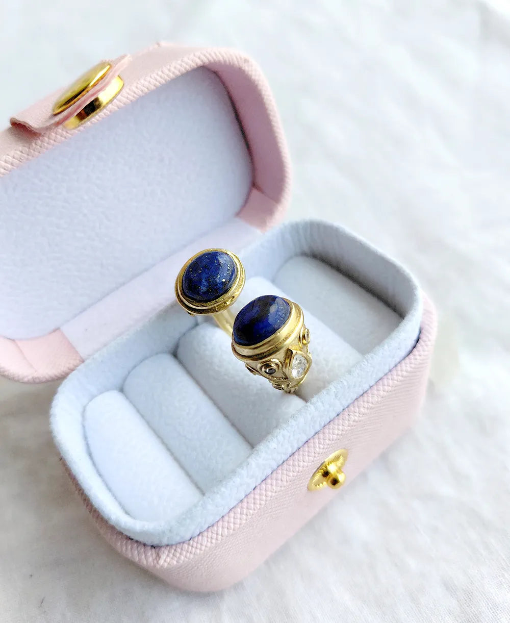 Royal blue double stone gold ring detail