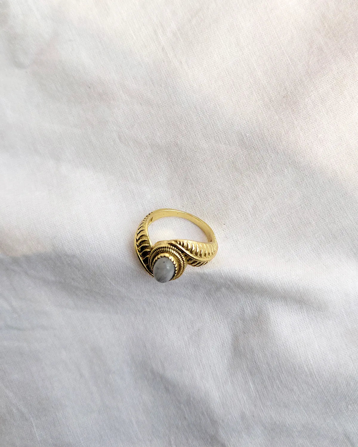 Side view vintage leaf ring with grey stone