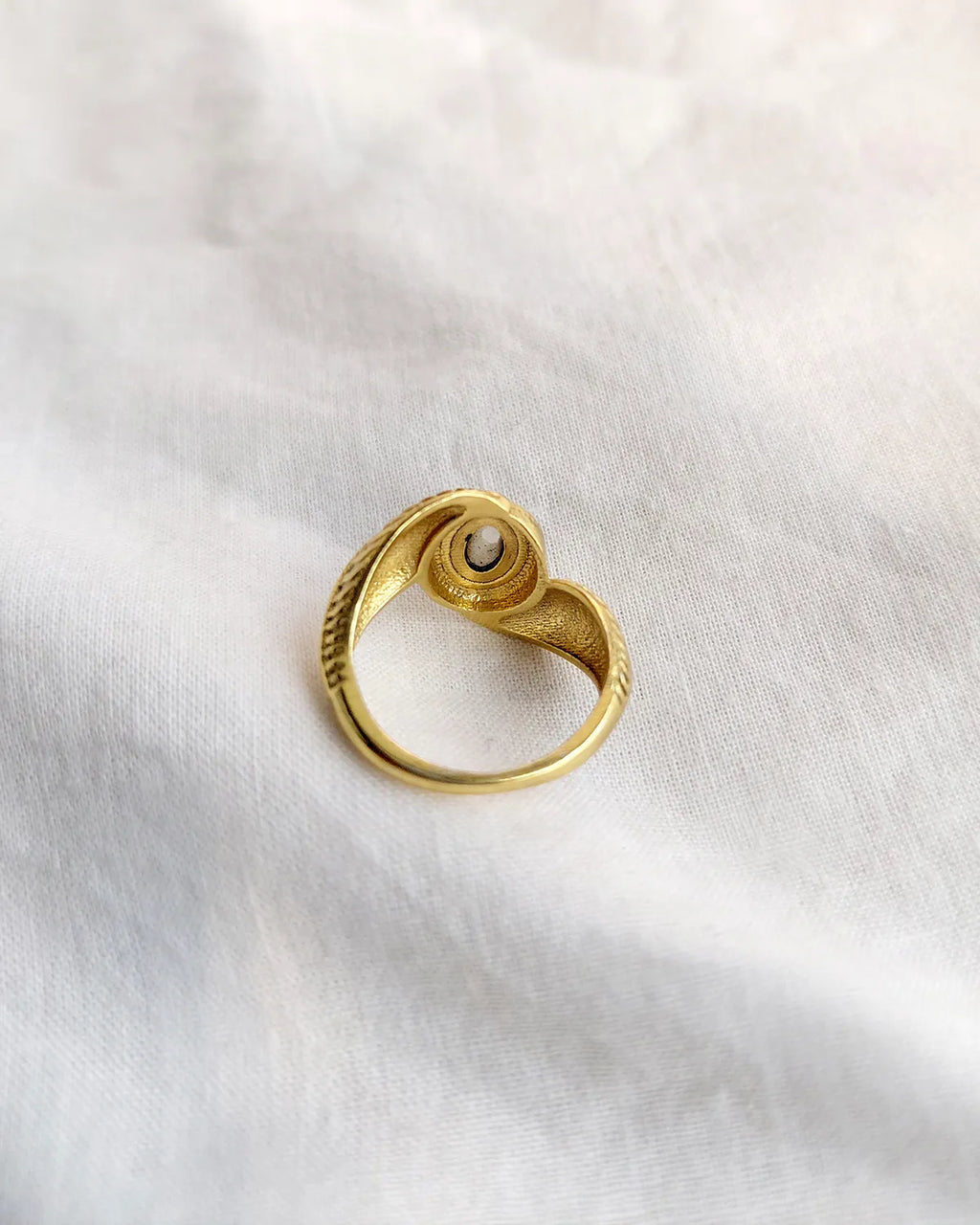 Back and setting view gold-tone leaf ring