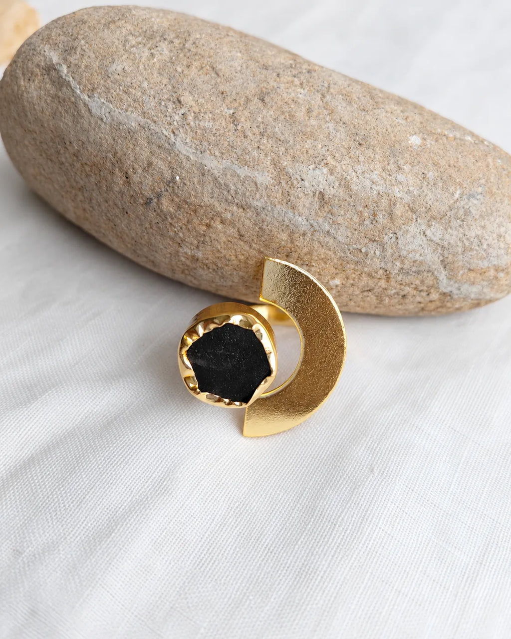 Black Stone Arc Gold Ring photo 2