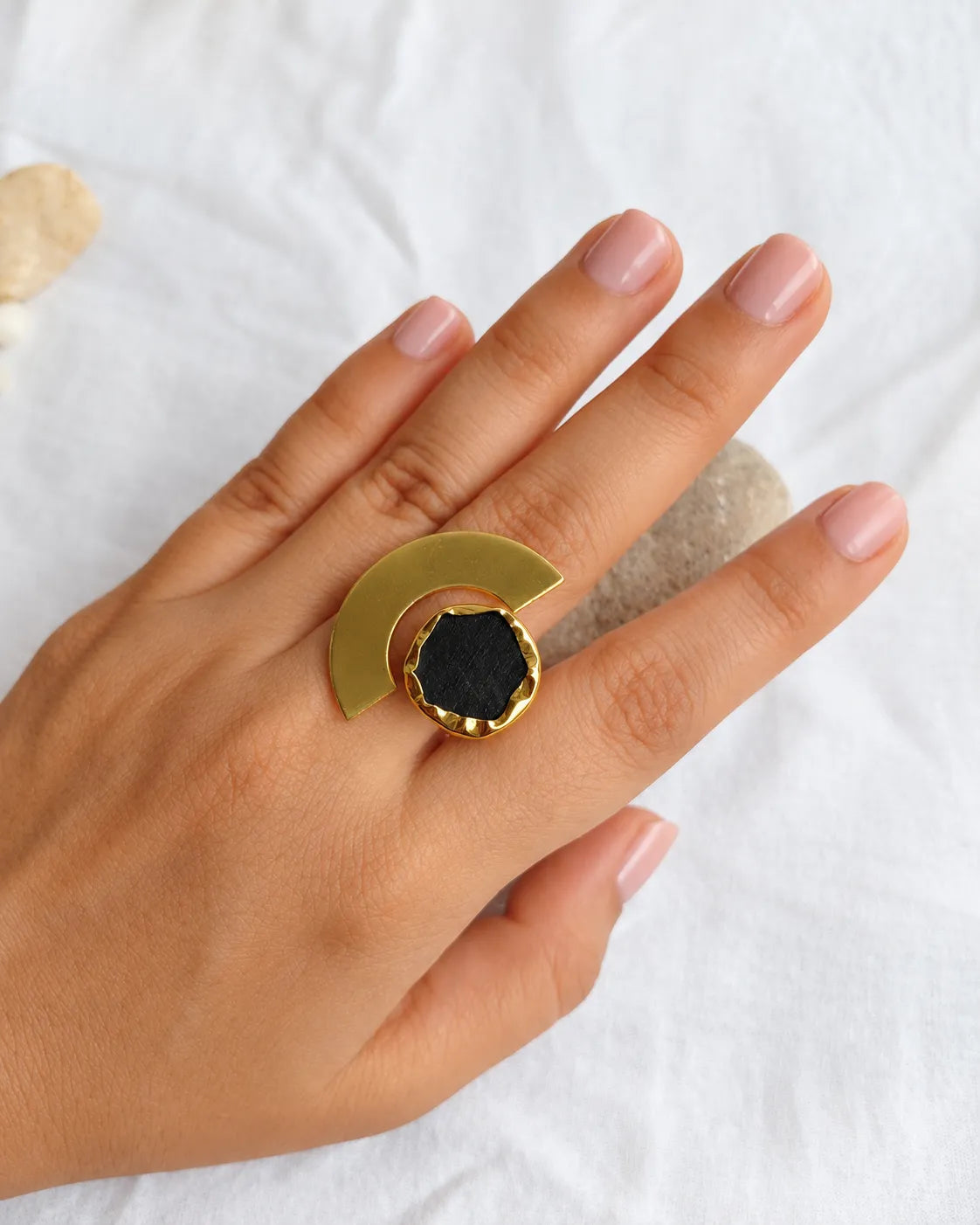 Black Stone Arc Gold Ring photo 3