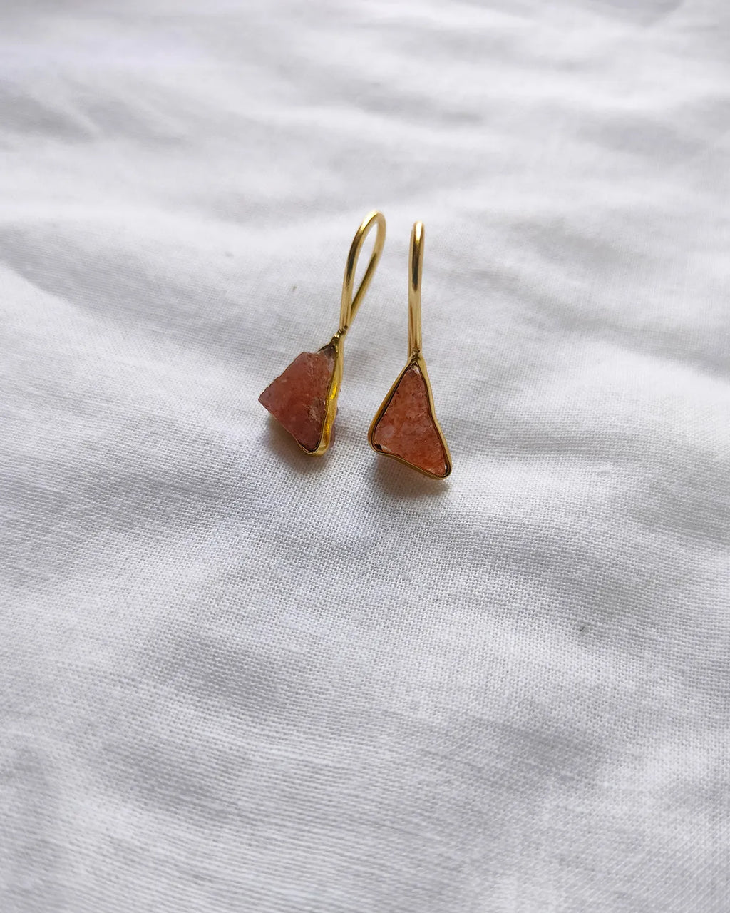 Pink raw stone 18K gold-plated triangle hook earrings - view 2