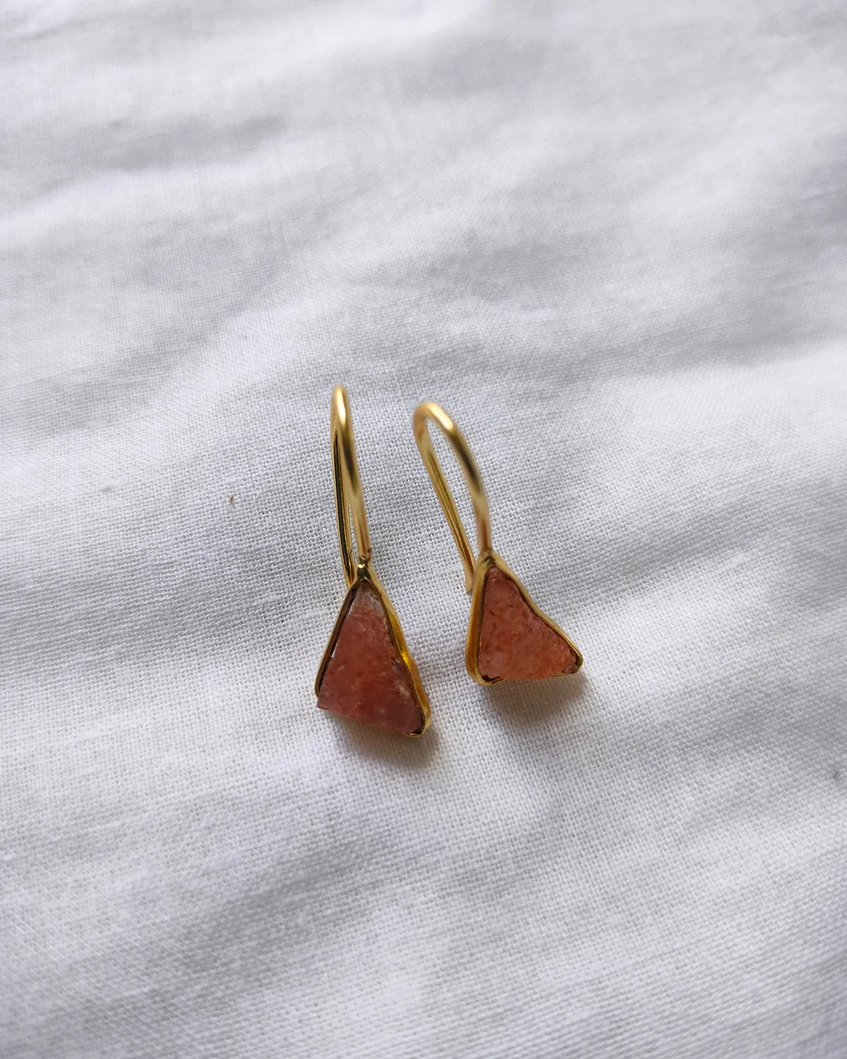 Pink raw stone 18K gold-plated triangle hook earrings - front view